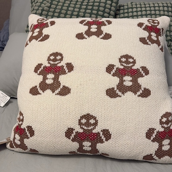 Cupcakes and cashmere gingerbread pillow - Picture 4 of 4